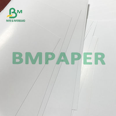 Biały papier błyszczący C2S Art Silk, papier tekstowy 100 funtów na zawieszki do odzieży