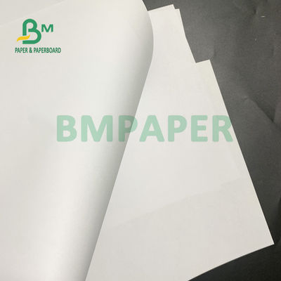 Niepowlekane białe arkusze papieru o gramaturze 58 g / m2 i gramaturze 60 g / m2 na dokument 615 mm x 860 mm