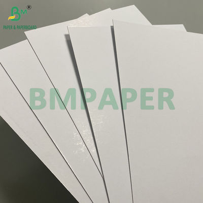 1 mm 820 g białej kartonu z szarym środkiem 2 warstwy kartonu laminowanego 31 "x 43"