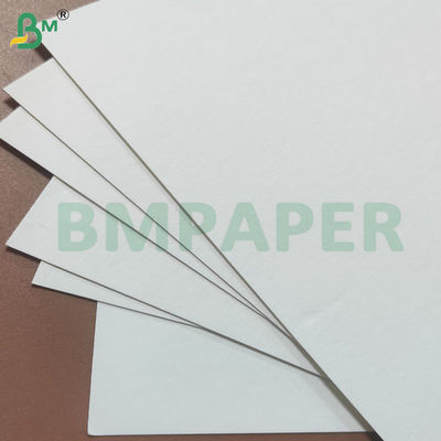 Niepowleczone płytki papieru w barwie śmietankowej wchłaniające wodę do podłóg