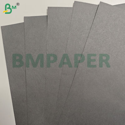 Arkusz czarnego papieru pakowego o wysokiej wytrzymałości 80 g/m² do toreb na zakupy